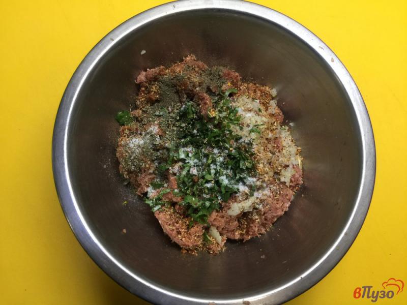 Фото приготовление рецепта: Люля кебаб из смешанного фарша с кинзой на мангале шаг №4