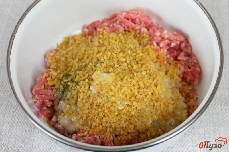 Фото приготовление рецепта: Тефтели из телятины с булгуром и томатным соусом. шаг №3