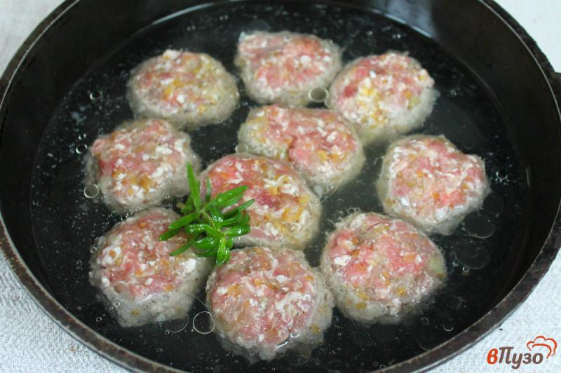 Фото приготовление рецепта: Тефтели из телятины с булгуром и томатным соусом. шаг №4