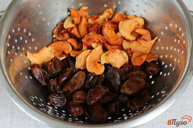 Фото приготовление рецепта: Полезные батончики из орехов и сухофруктов шаг №1