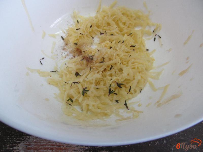Фото приготовление рецепта: Картофельные лепешки под грибным соусом шаг №2