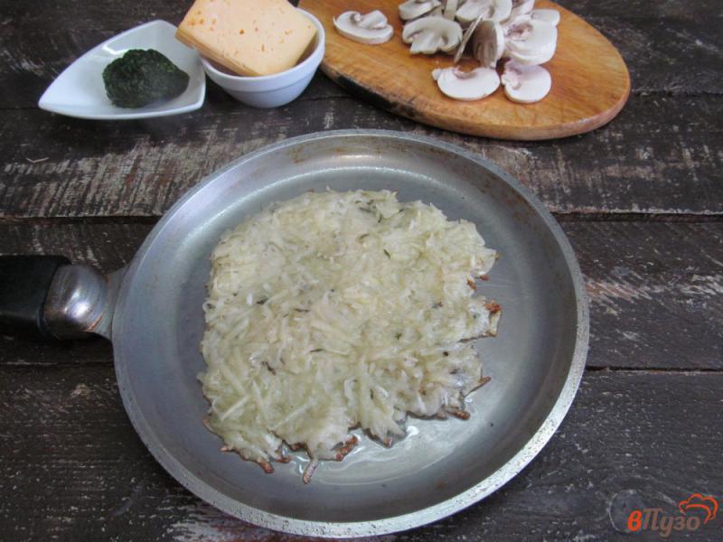 Фото приготовление рецепта: Картофельные лепешки под грибным соусом шаг №3