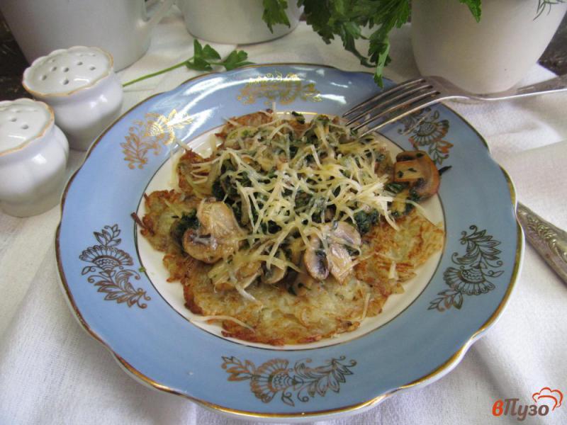 Фото приготовление рецепта: Картофельные лепешки под грибным соусом шаг №8