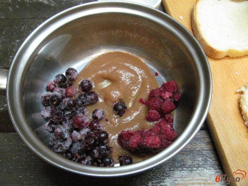 Фото приготовление рецепта: Пудинг с ягодами шаг №3