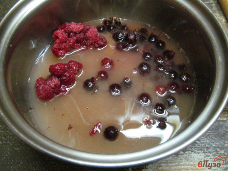 Фото приготовление рецепта: Пудинг с ягодами шаг №4