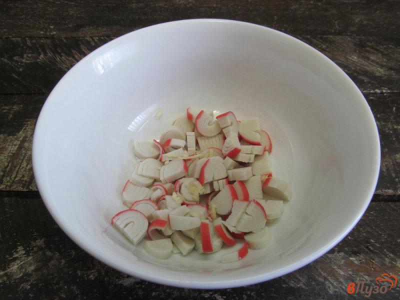 Фото приготовление рецепта: Салат из крабовых палочек с крутонами шаг №1
