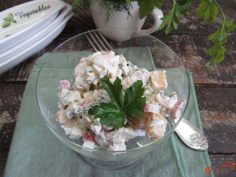 Фото приготовление рецепта: Салат из крабовых палочек с крутонами шаг №5