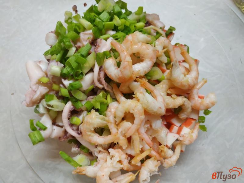 Фото приготовление рецепта: Протеиновый салат с морепродуктами шаг №4