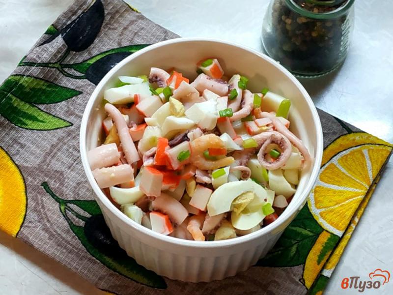 Фото приготовление рецепта: Протеиновый салат с морепродуктами шаг №6