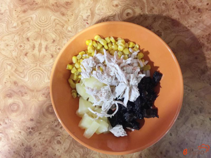 Фото приготовление рецепта: Салат из куриной грудки с ананасом и черносливом шаг №4