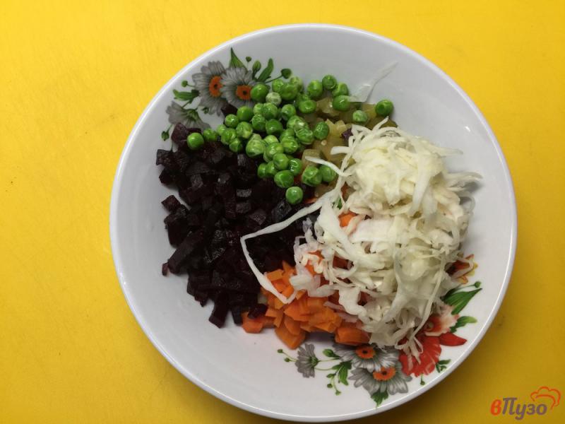 Фото приготовление рецепта: Винегрет из печеных овощей с квашеной капустой и зеленым горошком шаг №5