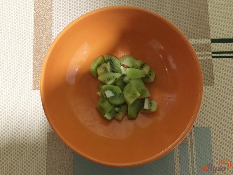 Фото приготовление рецепта: Фруктовый салат с ананасом и семенами Чиа шаг №3