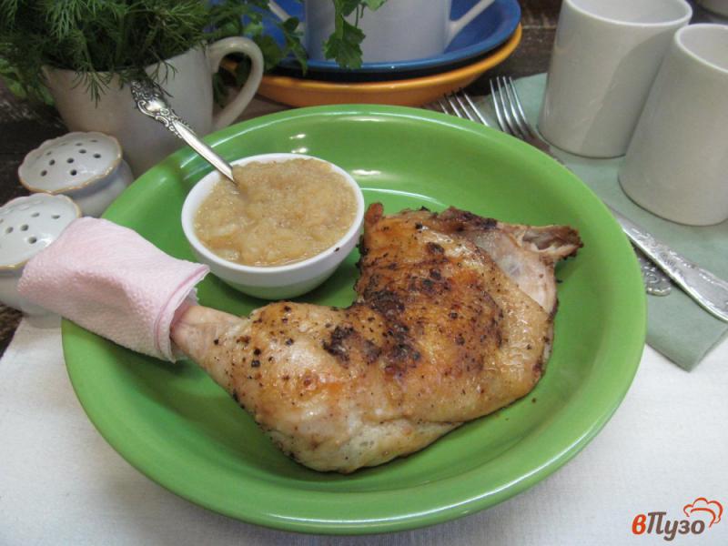 Фото приготовление рецепта: Куриные окорочка с яблочным соусом шаг №7