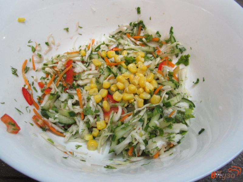 Фото приготовление рецепта: Салат из капусты с болгарским перцем и кукурузой шаг №4