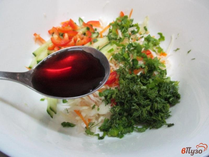 Фото приготовление рецепта: Салат из капусты с болгарским перцем и кукурузой шаг №3