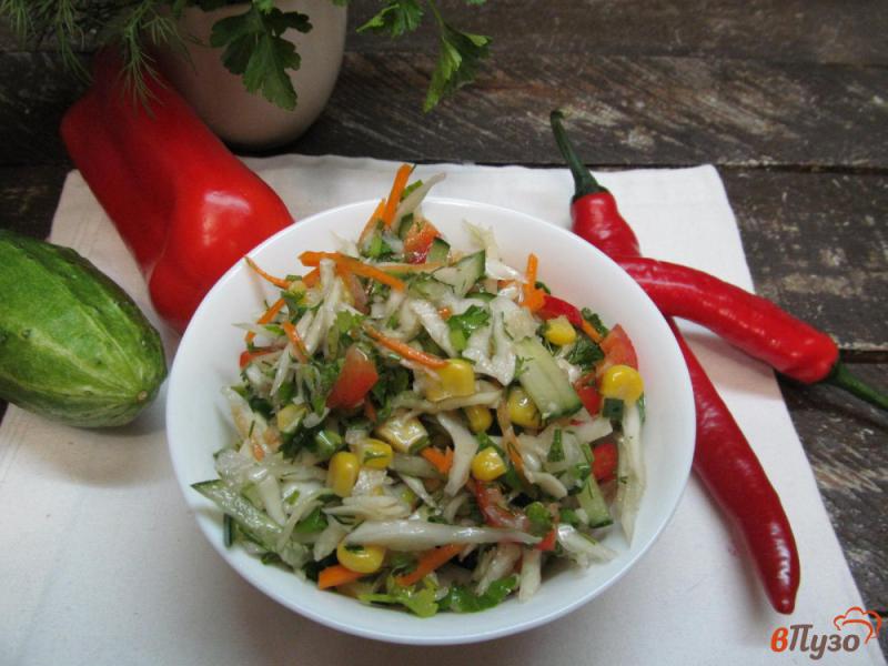 Фото приготовление рецепта: Салат из капусты с болгарским перцем и кукурузой шаг №5