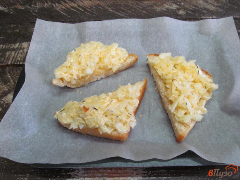 Фото приготовление рецепта: Горячие сырно-луковые бутерброды шаг №4