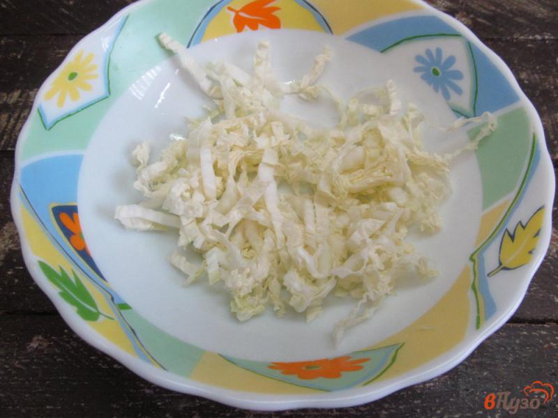 Фото приготовление рецепта: Салат из пекинской капусты с хурмой шаг №1