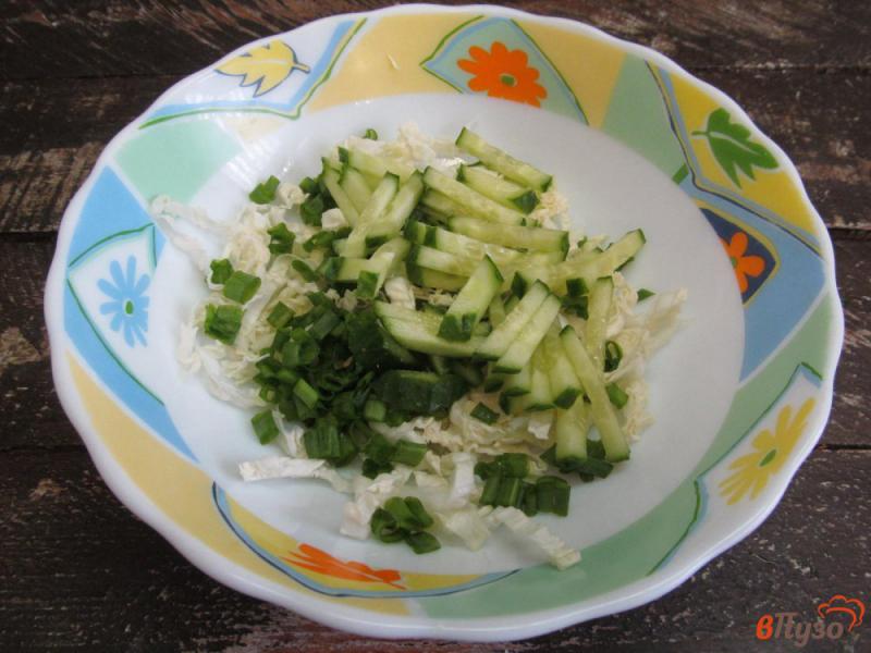 Фото приготовление рецепта: Салат из пекинской капусты с хурмой шаг №3