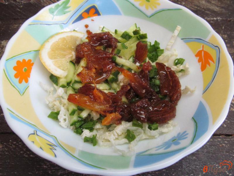 Фото приготовление рецепта: Салат из пекинской капусты с хурмой шаг №4