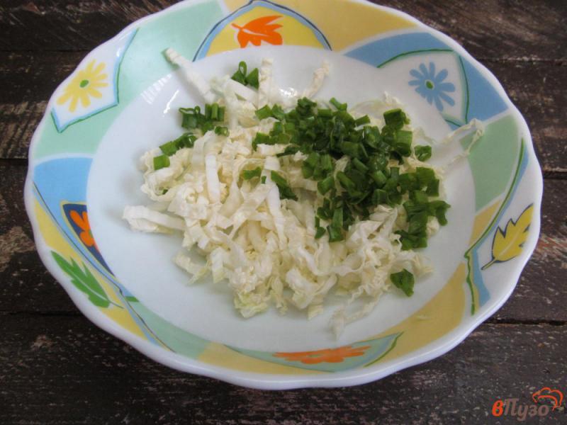 Фото приготовление рецепта: Салат из пекинской капусты с хурмой шаг №2
