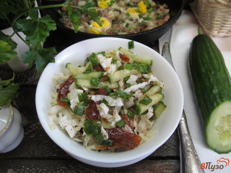 Фото приготовление рецепта: Салат из пекинской капусты с хурмой шаг №6