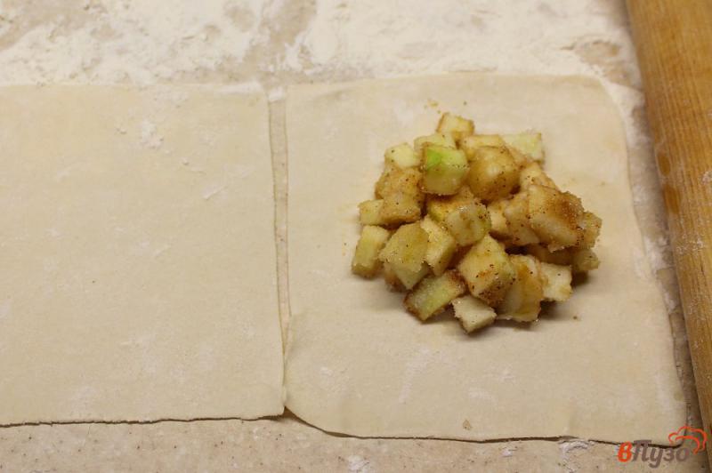 Фото приготовление рецепта: Слойки с яблоком и лесным орехом шаг №3
