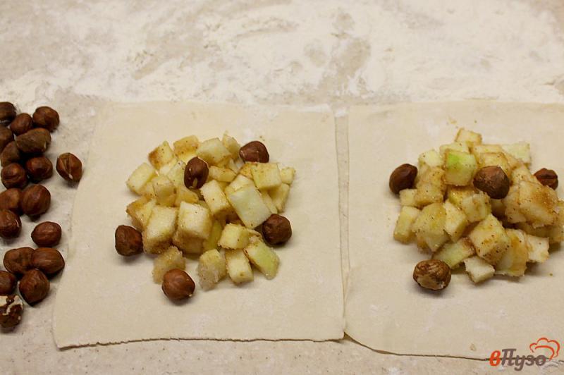 Фото приготовление рецепта: Слойки с яблоком и лесным орехом шаг №4