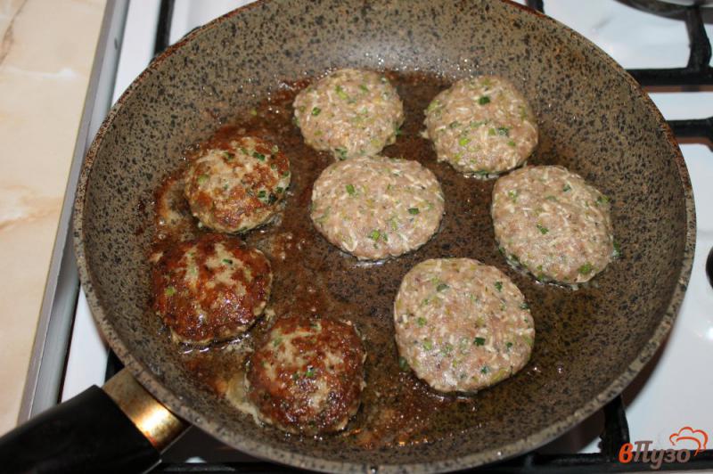 Фото приготовление рецепта: Котлеты из куриного мяса с зеленым луком и сыром шаг №6