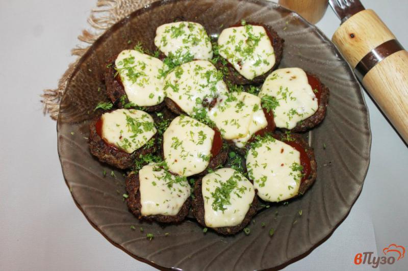 Фото приготовление рецепта: Котлеты из куриного мяса с зеленым луком и сыром шаг №7