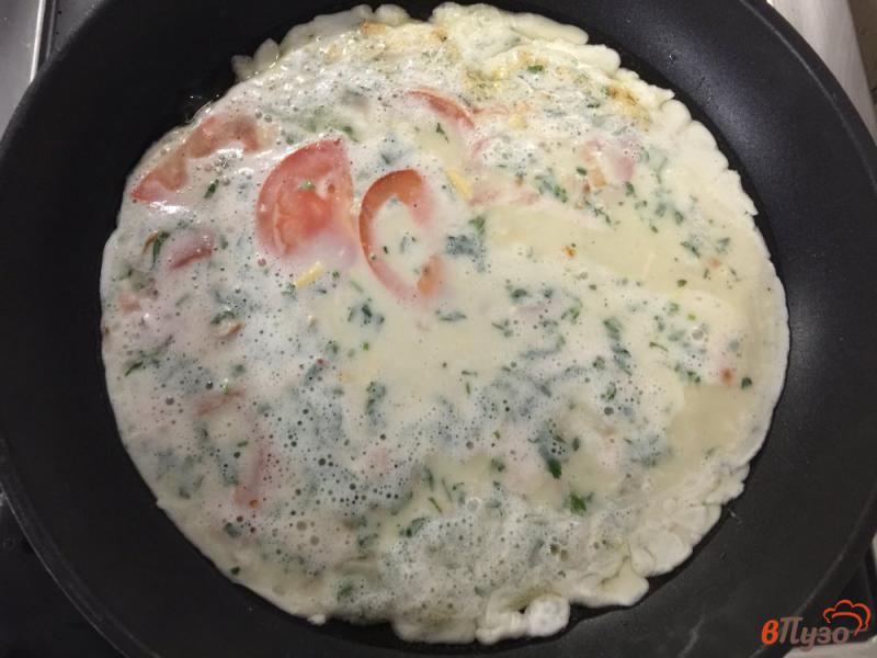 Фото приготовление рецепта: Омлет с беконом, томатами и сыром шаг №6