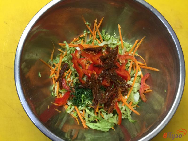 Фото приготовление рецепта: Салат из перца, моркови и вяленых томатов шаг №4