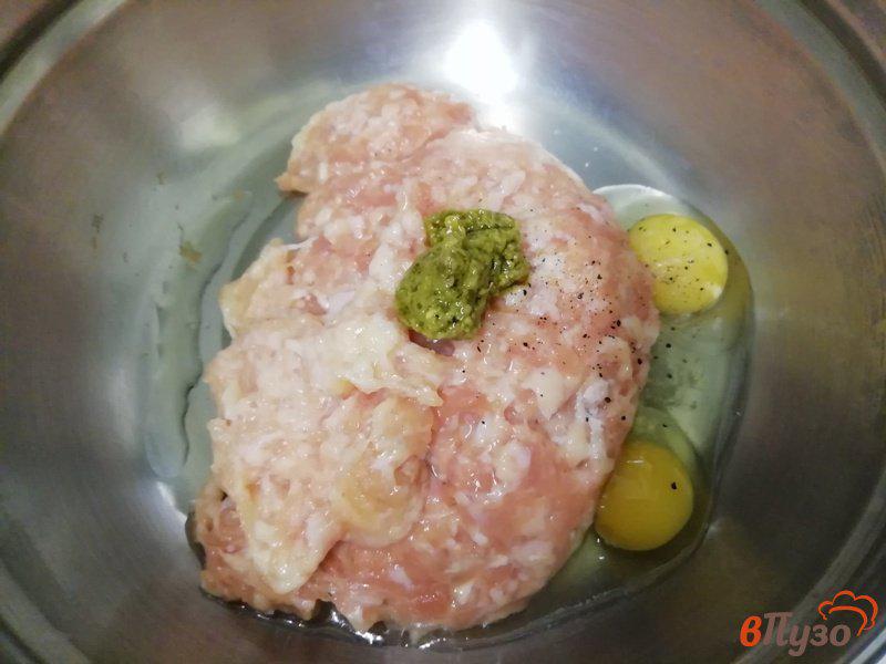 Фото приготовление рецепта: Куриные сосиски с вялеными маслинами, шпинатом и креветками шаг №3