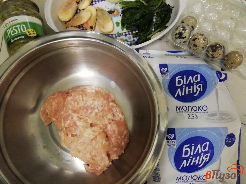 Фото приготовление рецепта: Куриные сосиски с вялеными маслинами, шпинатом и креветками шаг №1