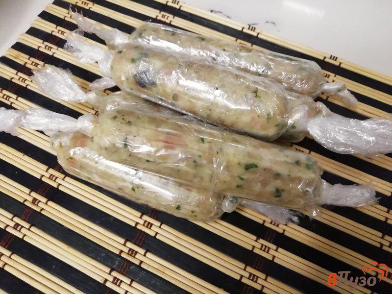 Фото приготовление рецепта: Куриные сосиски с вялеными маслинами, шпинатом и креветками шаг №6