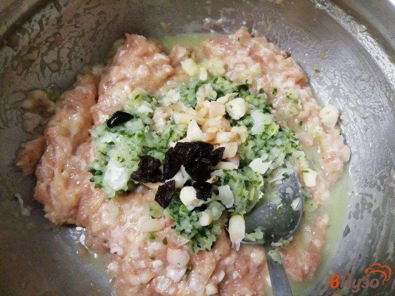 Фото приготовление рецепта: Куриные сосиски с вялеными маслинами, шпинатом и креветками шаг №4