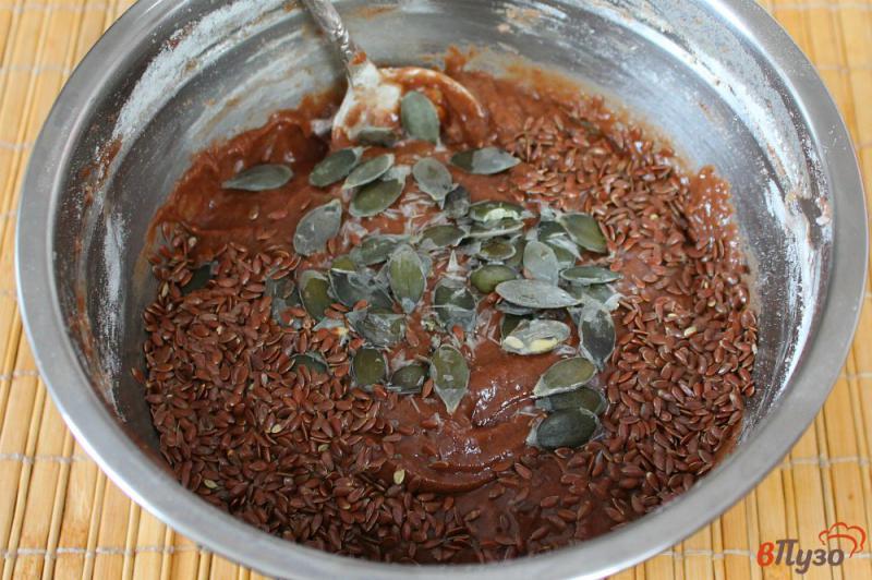 Фото приготовление рецепта: Шоколадный кекс с семенами льна и семечками тыквы шаг №4