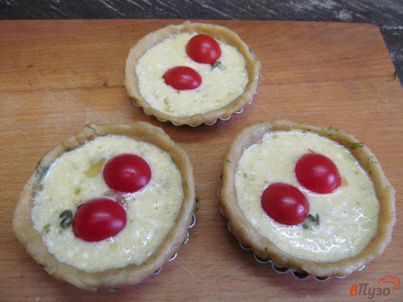 Фото приготовление рецепта: Пироги с томатами и творогом шаг №5