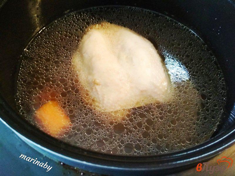 Фото приготовление рецепта: Куриный бульон с сельдерем и вермишелью. шаг №3