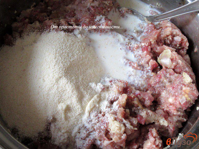 Фото приготовление рецепта: Котлеты с манной крупой и адыгейской солью шаг №1
