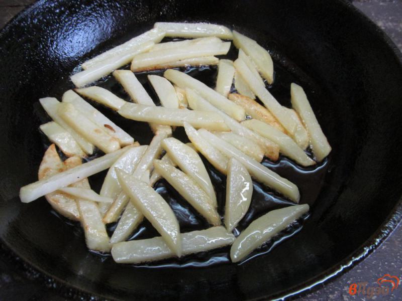 Фото приготовление рецепта: Жареный картофель с капустой шаг №4