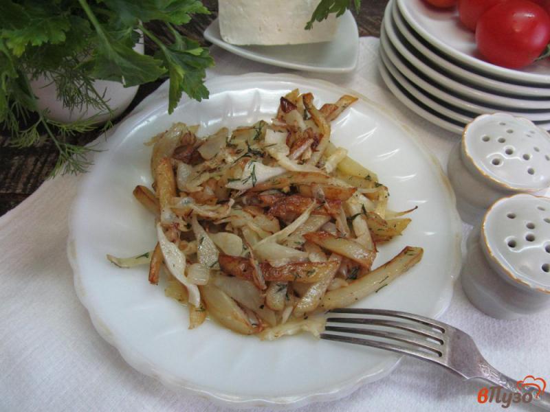 Фото приготовление рецепта: Жареный картофель с капустой шаг №7