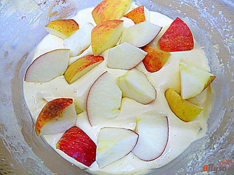 Фото приготовление рецепта: Шарлотка с яблоками, сливами и ежевикой шаг №7