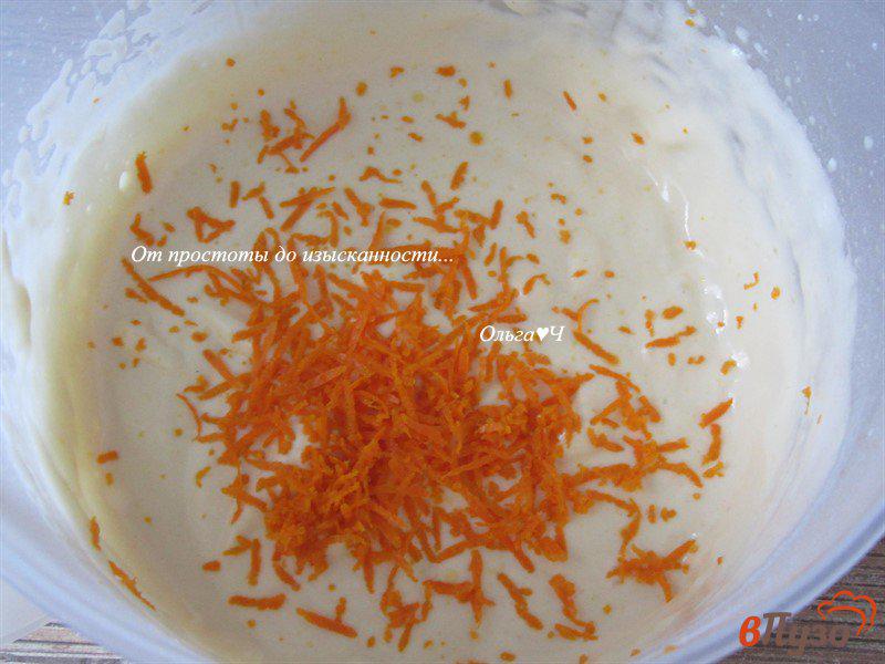 Фото приготовление рецепта: Бисквитный рулет с творожным сыром и апельсином шаг №2