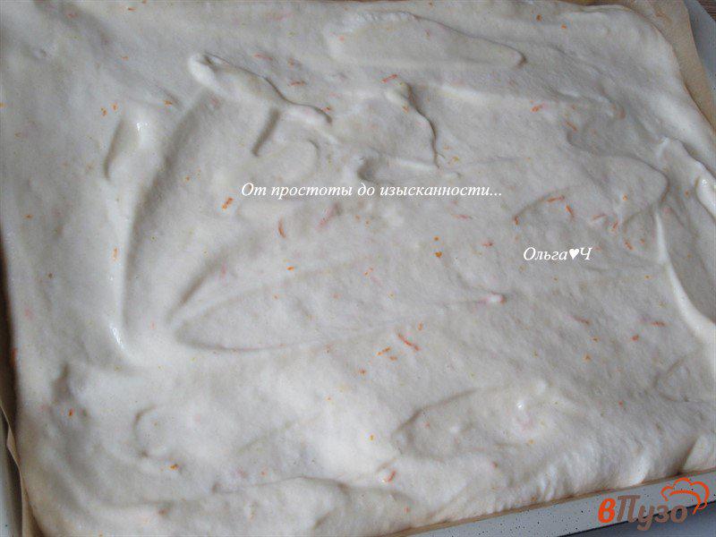 Фото приготовление рецепта: Бисквитный рулет с творожным сыром и апельсином шаг №4