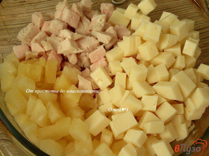 Фото приготовление рецепта: Салат с курицей, ананасом и сыром шаг №3