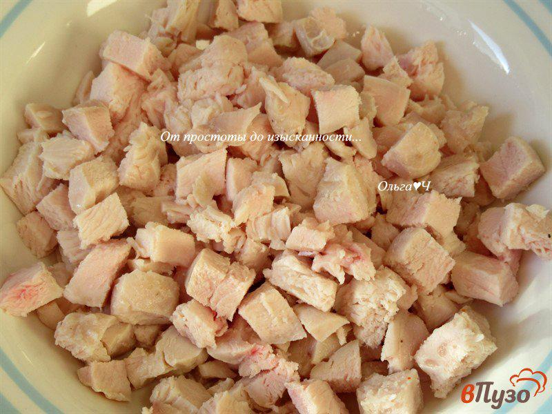 Фото приготовление рецепта: Салат с курицей, ананасом и сыром шаг №2