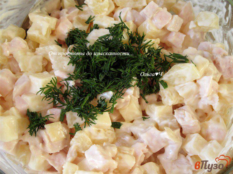 Фото приготовление рецепта: Салат с курицей, ананасом и сыром шаг №5
