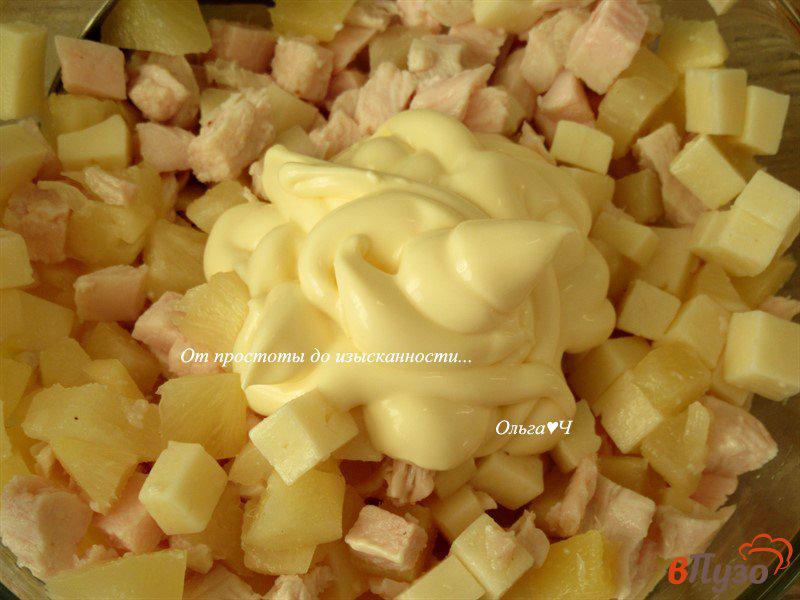 Фото приготовление рецепта: Салат с курицей, ананасом и сыром шаг №4