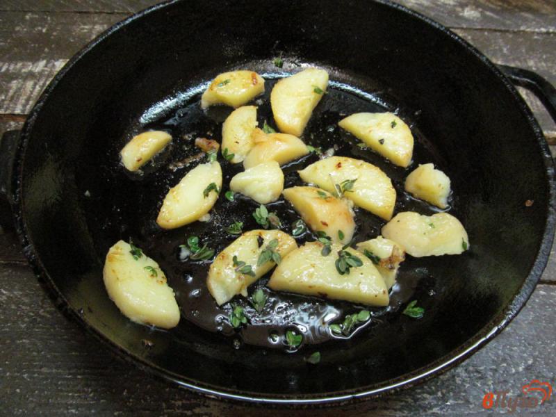 Фото приготовление рецепта: Картофельный салат с шампиньоном и колбасками шаг №3